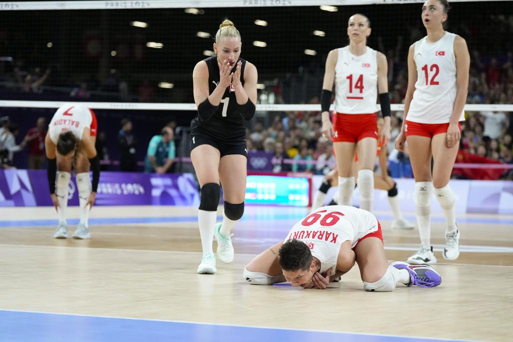 巴黎奧運|中國女排力戰5局負土耳其8強止步。(路透社)