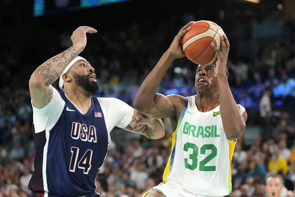 安比半場獨取14分,協助美國男籃以63:36大幅度領先巴西。(美聯社)