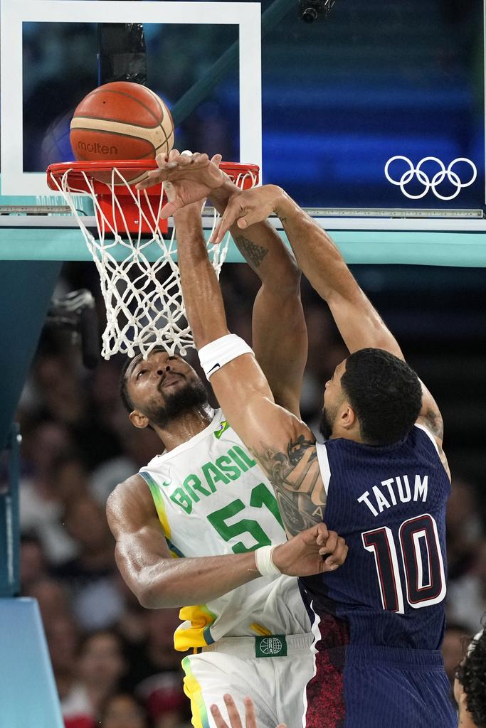 安比半場獨取14分,協助美國男籃以63:36大幅度領先巴西。(美聯社)