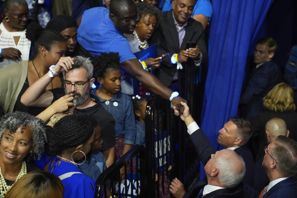 賀錦麗和沃爾茲在費城造勢集會亮相。(美聯社)