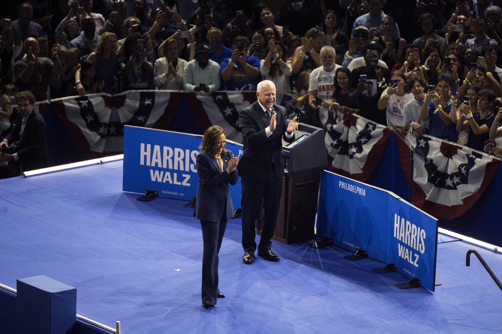賀錦麗和沃爾茲在費城造勢集會亮相。(美聯社)