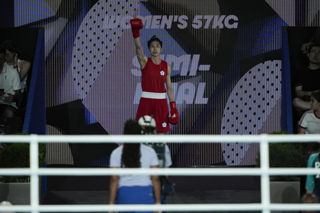 五名裁判一致判決林郁婷於這場四強比賽獲勝,使其晉身決賽。(美聯社)