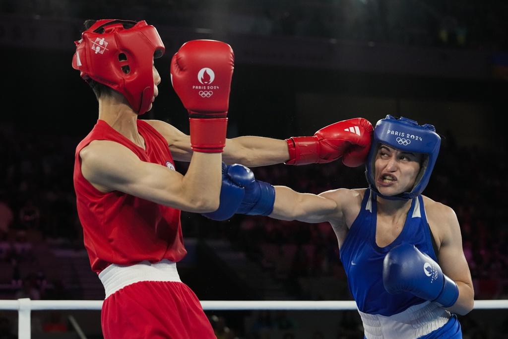 五名裁判一致判決林郁婷於這場四強比賽獲勝,使其晉身決賽。(美聯社)