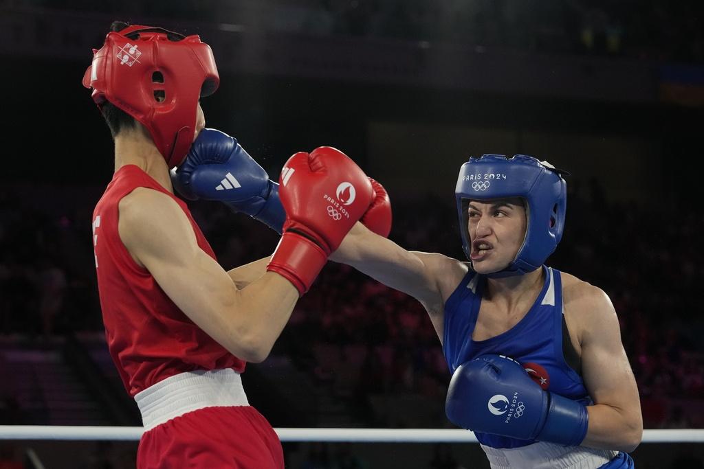 五名裁判一致判決林郁婷於這場四強比賽獲勝,使其晉身決賽。(美聯社)