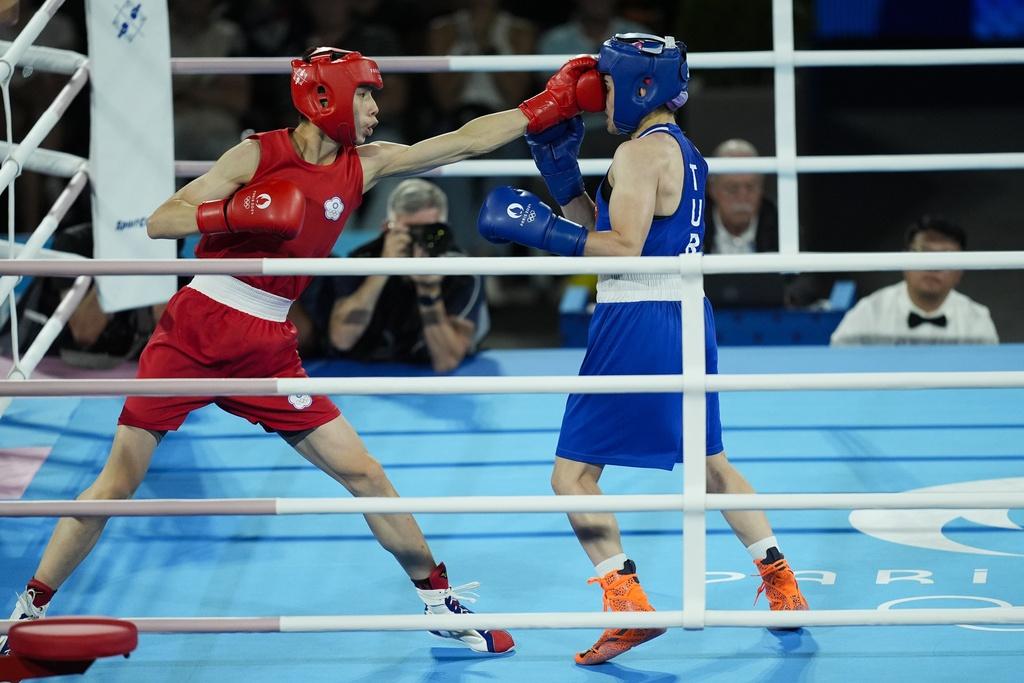 五名裁判一致判決林郁婷於這場四強比賽獲勝,使其晉身決賽。(美聯社)