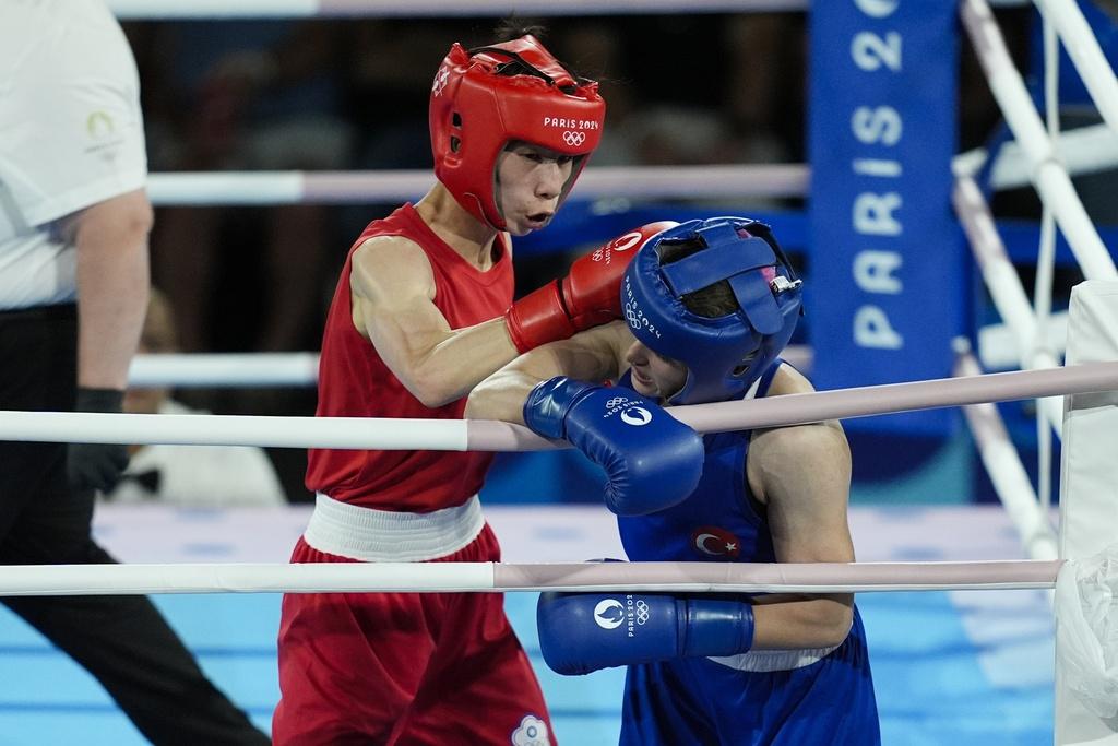 五名裁判一致判決林郁婷於這場四強比賽獲勝,使其晉身決賽。(美聯社)