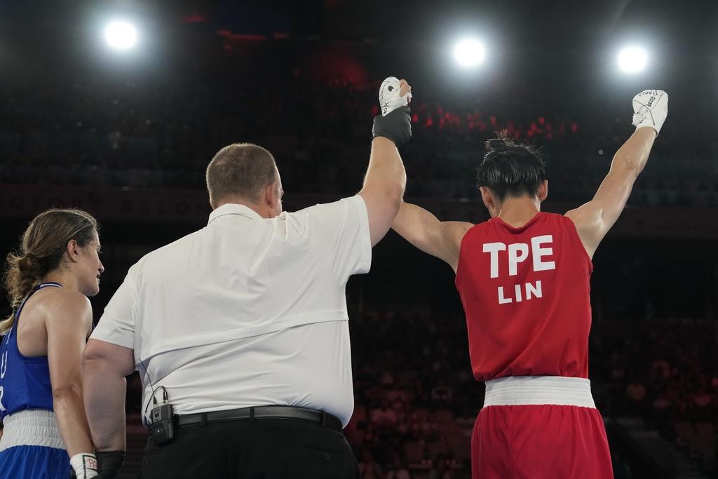 五名裁判一致判決林郁婷於這場四強比賽獲勝,使其晉身決賽。(美聯社)