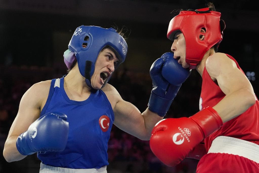 五名裁判一致判決林郁婷於這場四強比賽獲勝,使其晉身決賽。(美聯社)