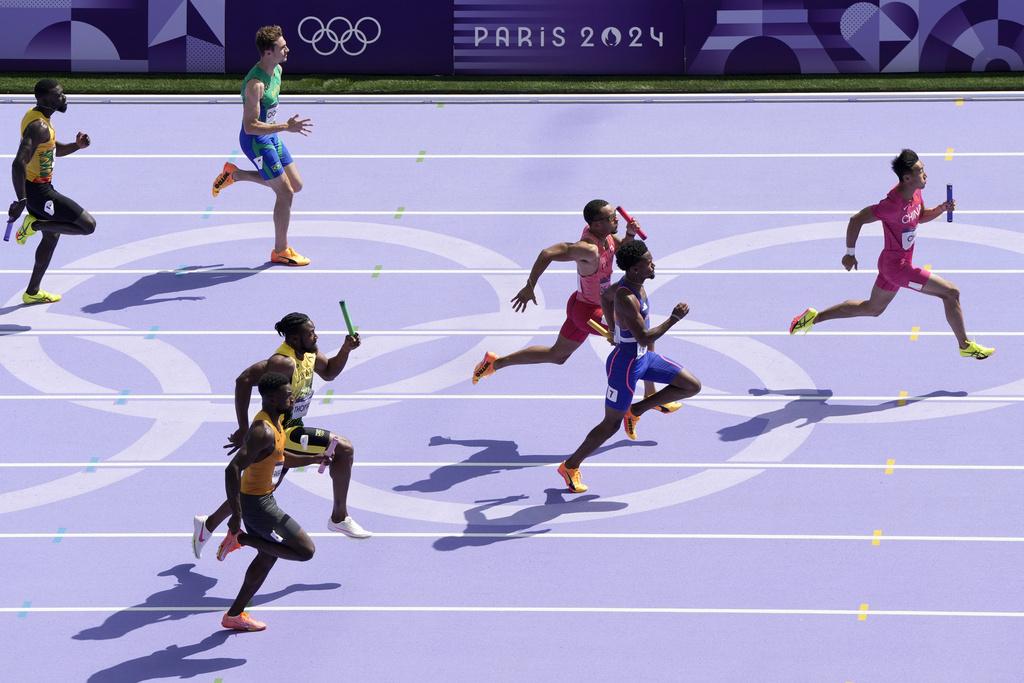 巴黎奧運接力賽高潮迭起。(美聯社)