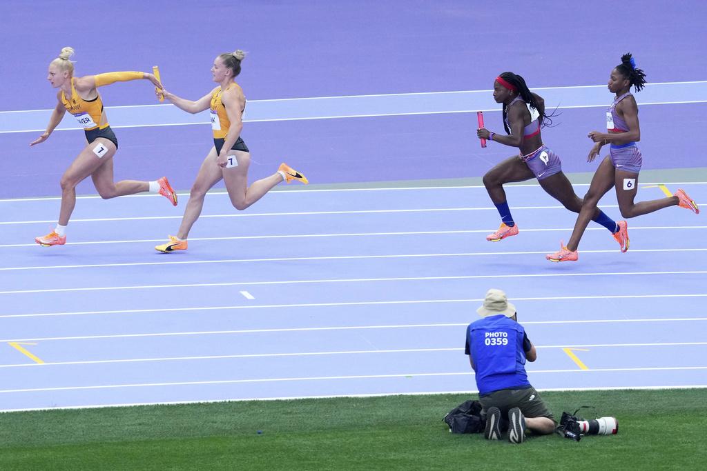 巴黎奧運接力賽高潮迭起。(美聯社)