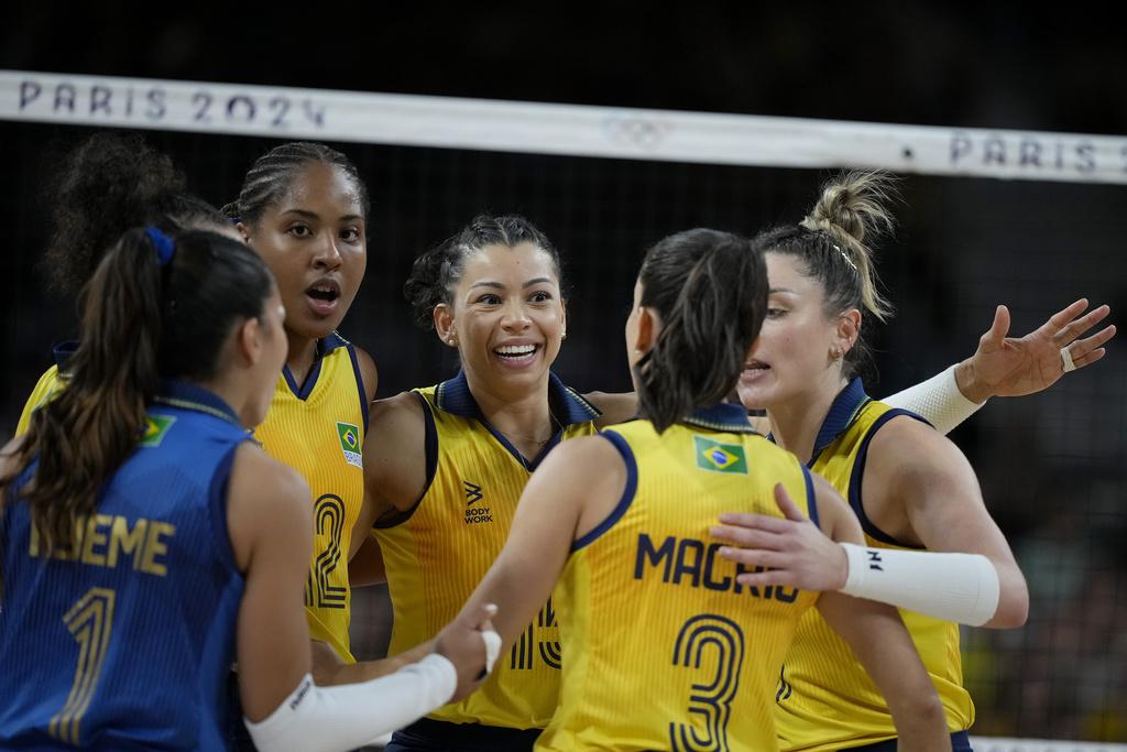 巴西女排在四強賽中打足5局,可惜不敵美國隊。(美聯社)