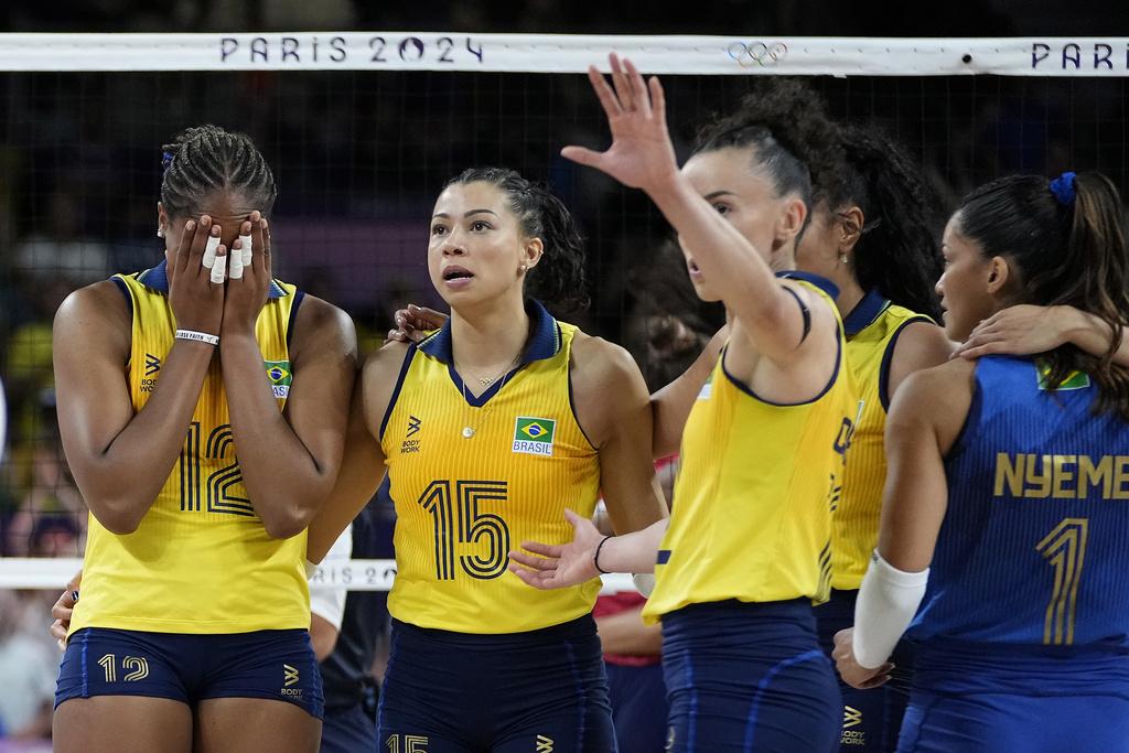 巴西女排在四強賽中打足5局,可惜不敵美國隊。(美聯社)