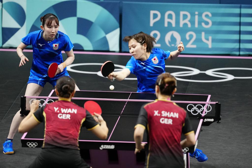 日本乒乓女團將於周六晚9時舉行的決賽,與中國爭奪金牌。(美聯社)