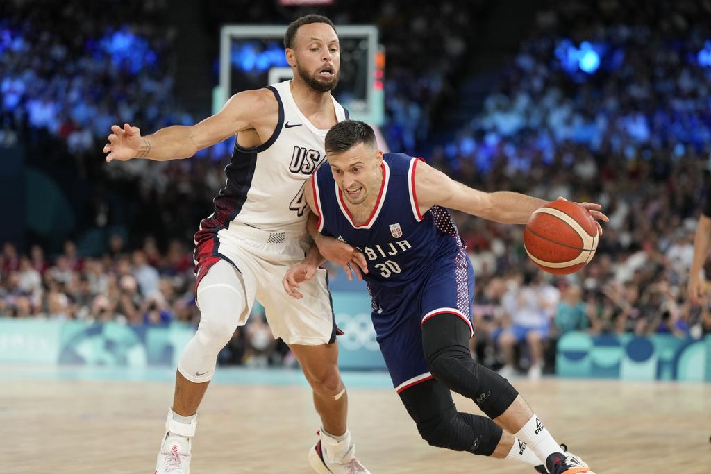 由祖傑領軍的塞爾維亞,半場領先美國隊11分,令人大跌眼鏡。(美聯社)