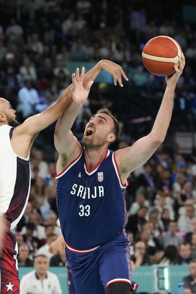 由祖傑領軍的塞爾維亞,半場領先美國隊11分,令人大跌眼鏡。(美聯社)