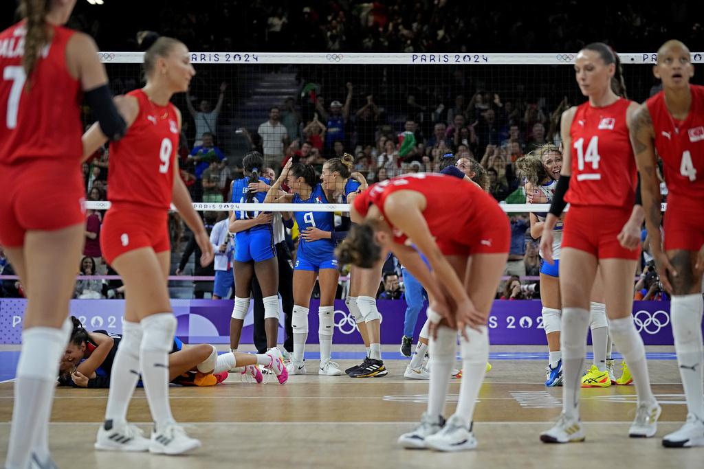 意大利直落三局擊敗土耳其,將會在決賽對戰美國隊。(美聯社)