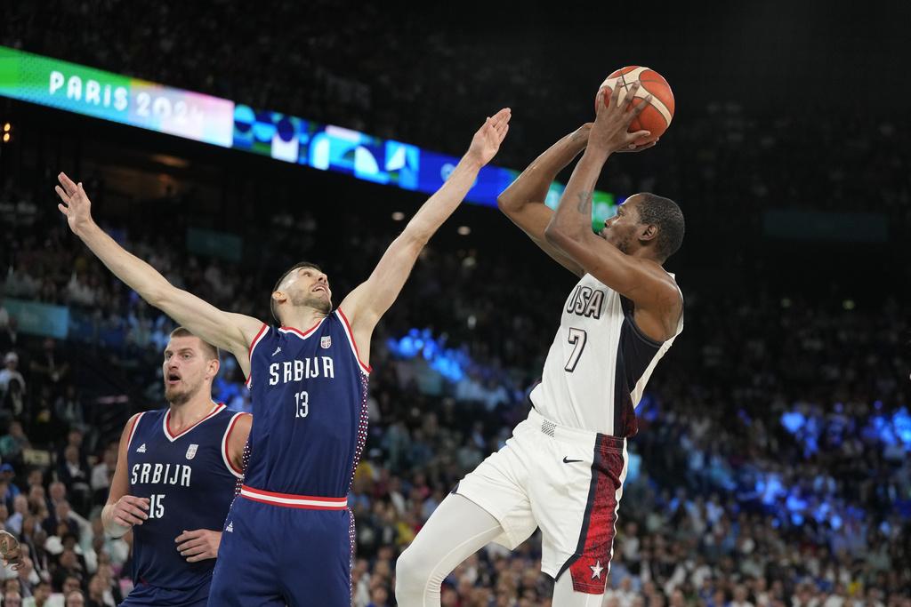 塞爾維亞頭三節可謂打出完美表現,可惜面對的是實力恐怖的美國男籃。(美聯社)
