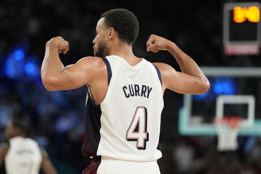 美國男籃眾成員今場施展渾身解數才能艱難反勝塞爾維亞,賽後當然大肆慶祝。(美聯社)