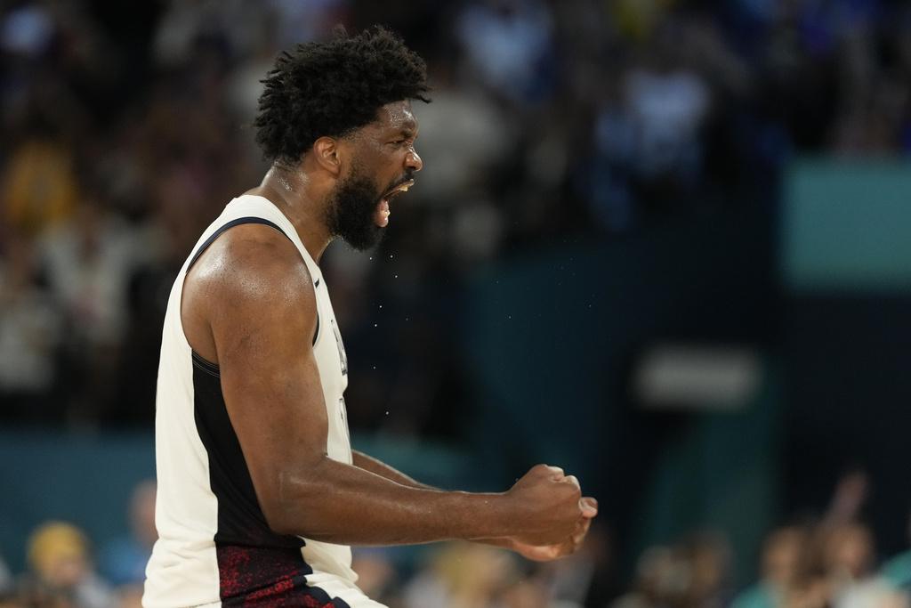 美國男籃眾成員今場施展渾身解數才能艱難反勝塞爾維亞,賽後當然大肆慶祝。(美聯社)