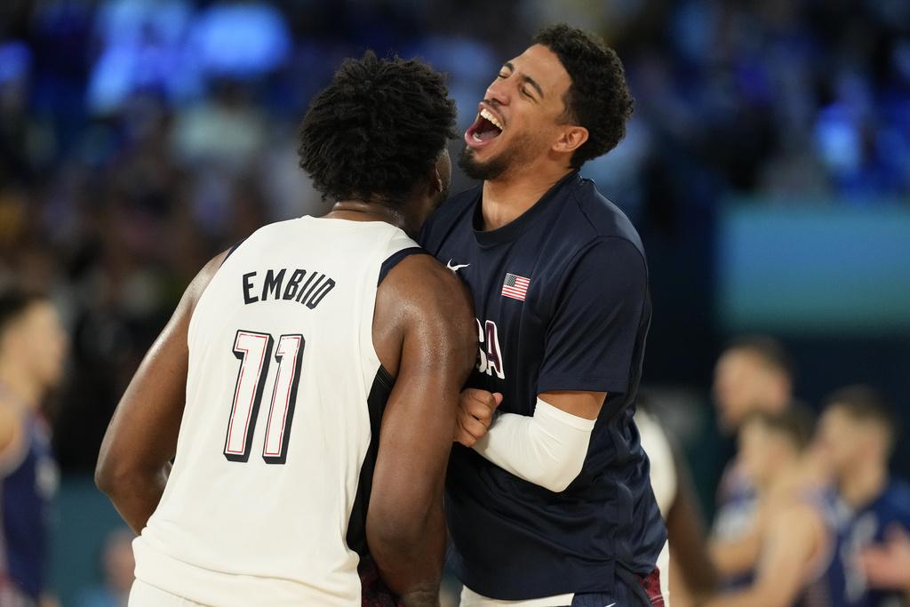 美國男籃眾成員今場施展渾身解數才能艱難反勝塞爾維亞,賽後當然大肆慶祝。(美聯社)