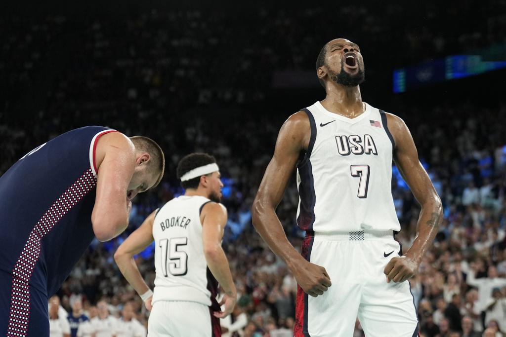 美國男籃眾成員今場施展渾身解數才能艱難反勝塞爾維亞,賽後當然大肆慶祝。(美聯社)