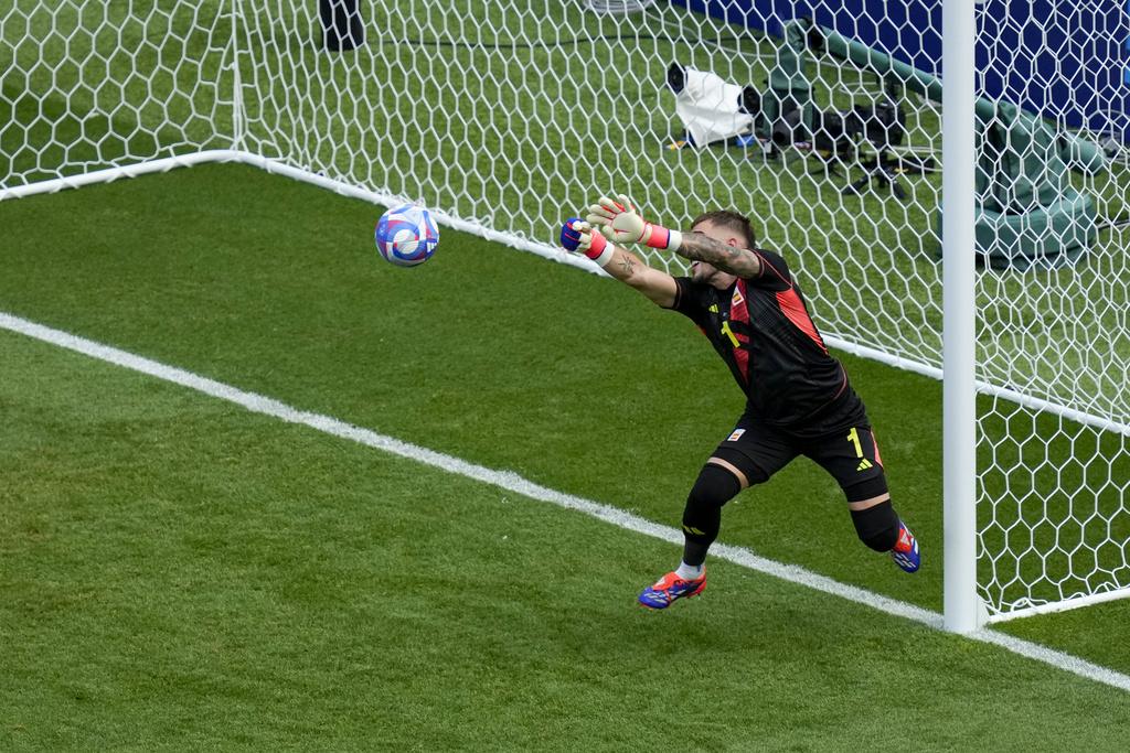 兩隊開賽鬥得激烈,米洛特與費明盧比斯早段的入球令兩軍打成1:1平手。(美聯社)