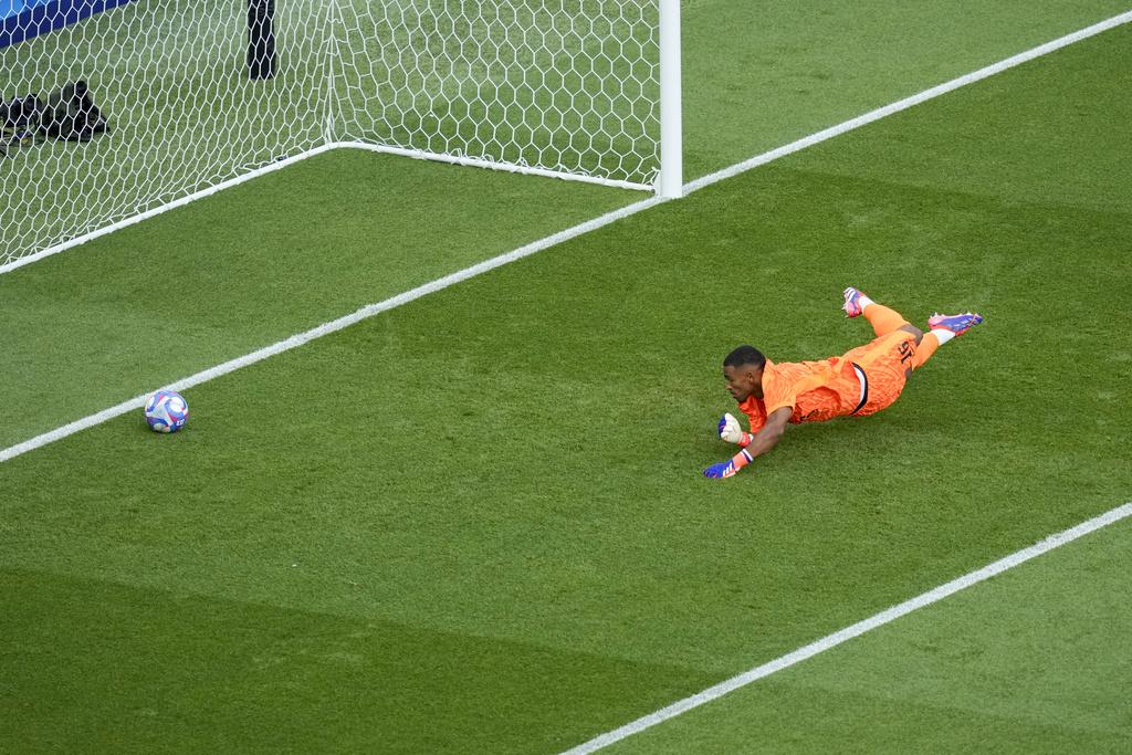 兩隊開賽鬥得激烈,米洛特與費明盧比斯早段的入球令兩軍打成1:1平手。(美聯社)