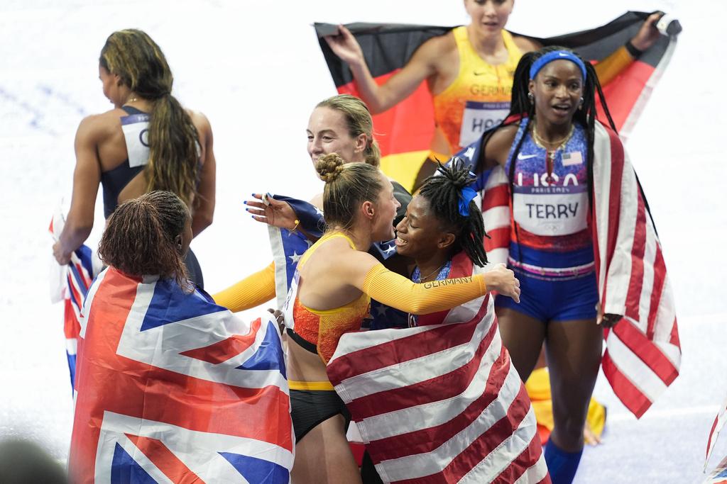 巴黎奧運接力賽高潮迭起。(美聯社)