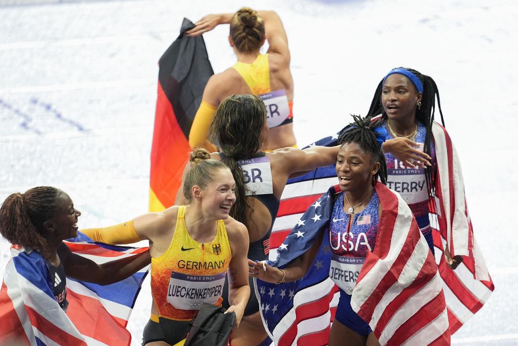 巴黎奧運接力賽高潮迭起。(美聯社)