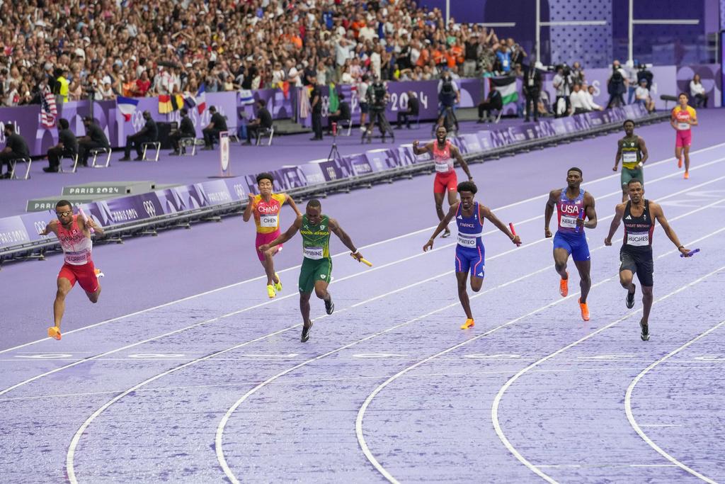 巴黎奧運接力賽高潮迭起。(美聯社)