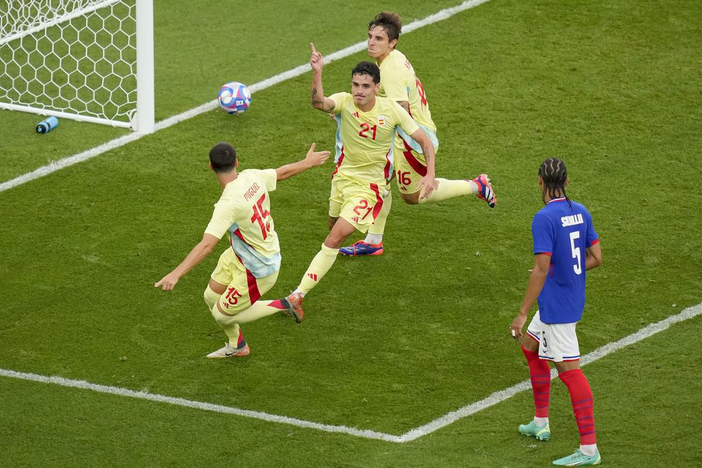 西班牙憑著卡美路於加時梅開二度,以5:3擊敗法國摘金。(美聯社)