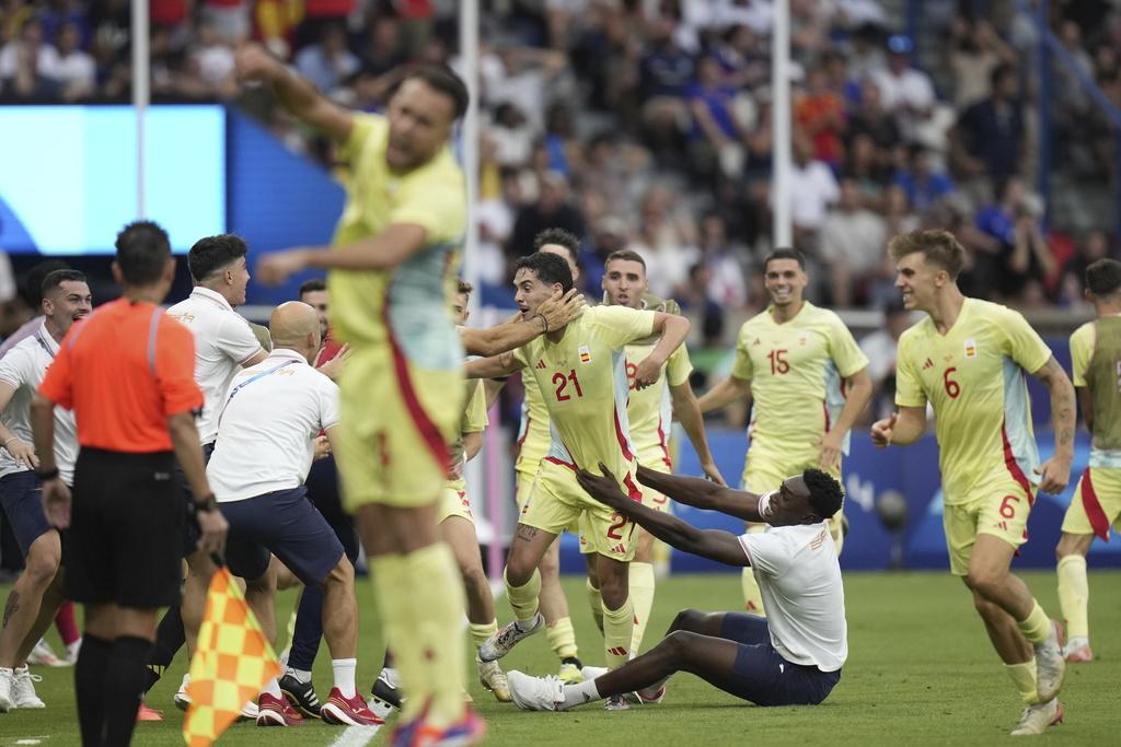 西班牙憑著卡美路於加時梅開二度,以5:3擊敗法國摘金。(美聯社)