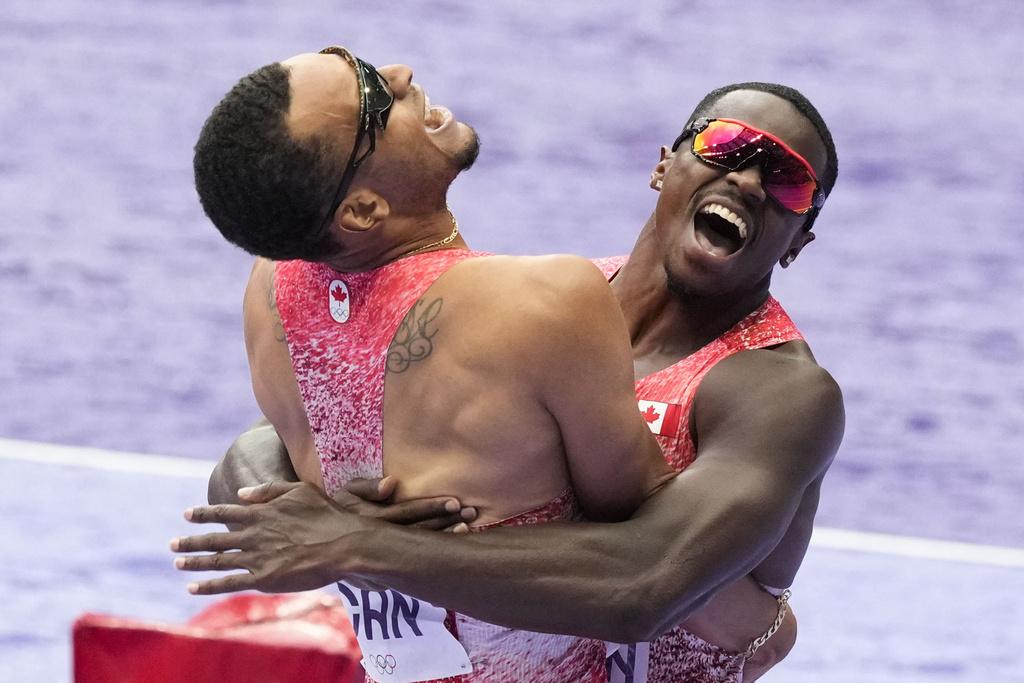 巴黎奧運接力賽高潮迭起。(美聯社)