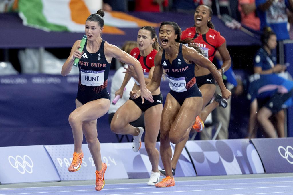 巴黎奧運接力賽高潮迭起。(美聯社)