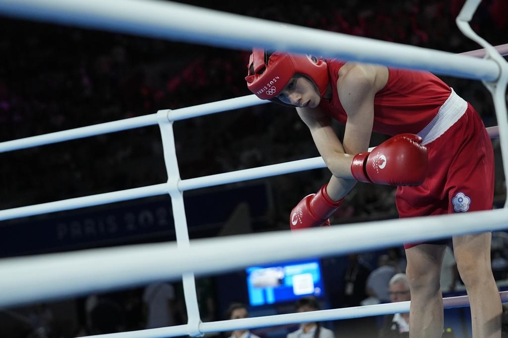 林郁婷在女子57公斤級奪金,以5:0擊敗波蘭選手施拉美達。(美聯社)