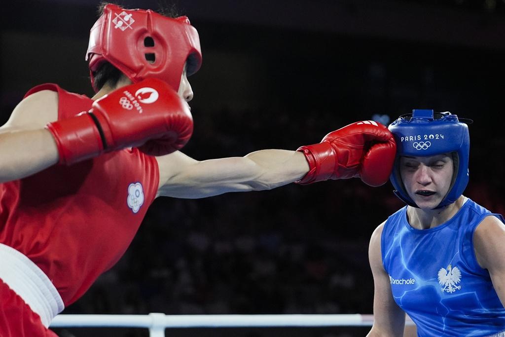 林郁婷在女子57公斤級奪金,以5:0擊敗波蘭選手施拉美達。(美聯社)