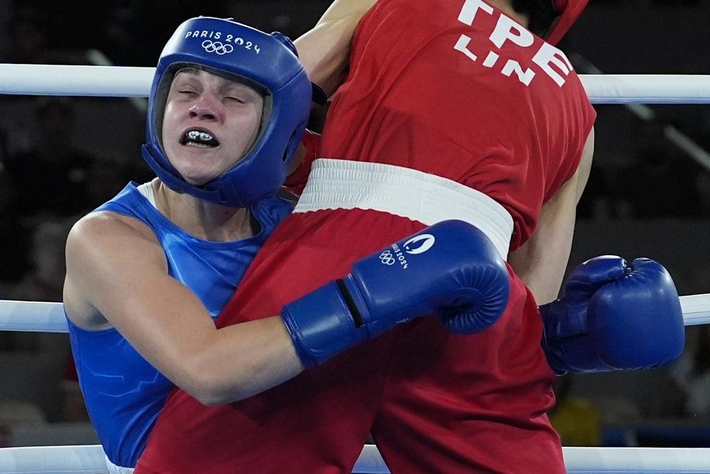 林郁婷在女子57公斤級奪金,以5:0擊敗波蘭選手施拉美達。(美聯社)