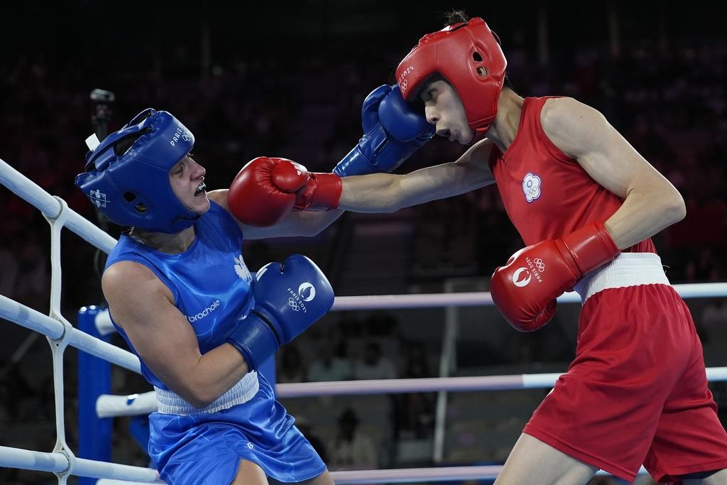 林郁婷在女子57公斤級奪金,以5:0擊敗波蘭選手施拉美達。(美聯社)