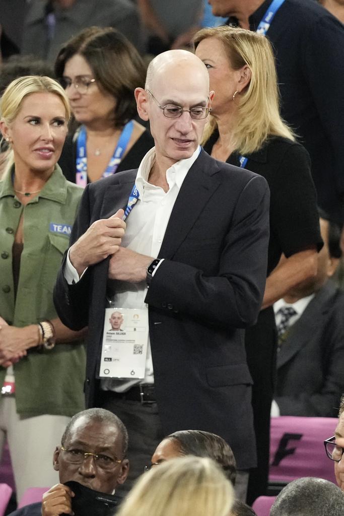 到場觀看奧運男子籃球金牌戰名人:NBA總裁蕭華(Adam Silver)(美聯社)