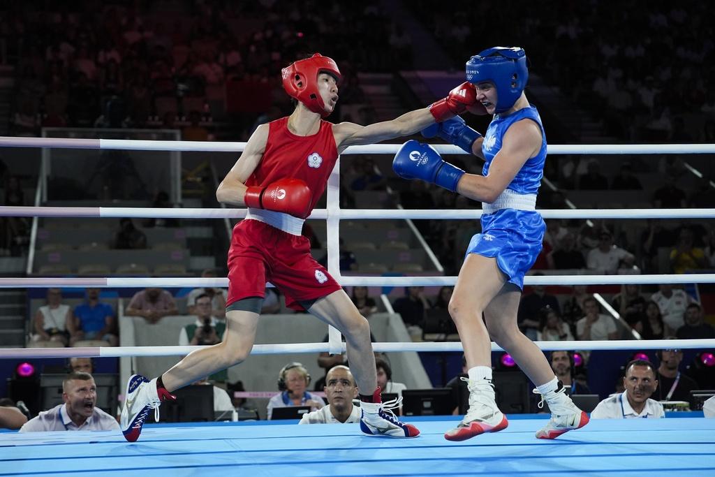 林郁婷在女子57公斤級奪金,以5:0擊敗波蘭選手施拉美達。(美聯社)