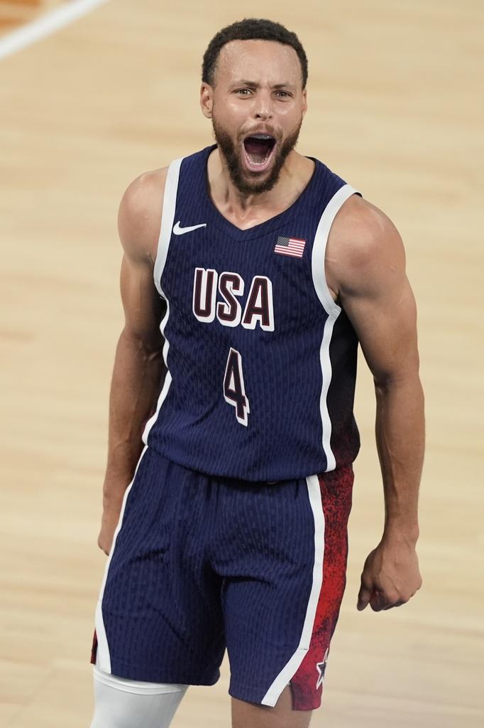 第四節成為居里的「個人騷」,於比賽末段連轟4球三分令觀眾目瞪口呆。(美聯社)