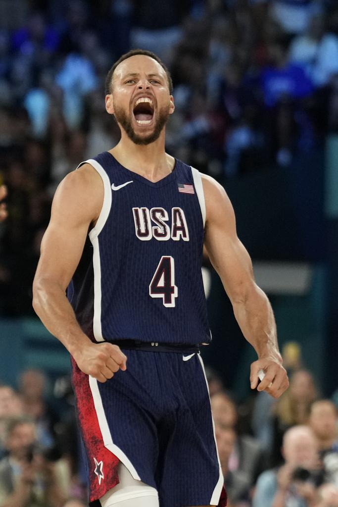 第四節成為居里的「個人騷」,於比賽末段連轟4球三分令觀眾目瞪口呆。(美聯社)