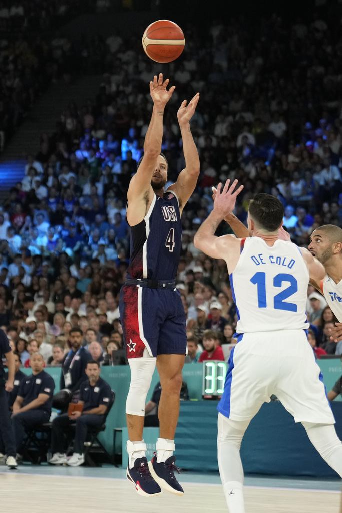 第四節成為居里的「個人騷」,於比賽末段連轟4球三分令觀眾目瞪口呆。(美聯社)