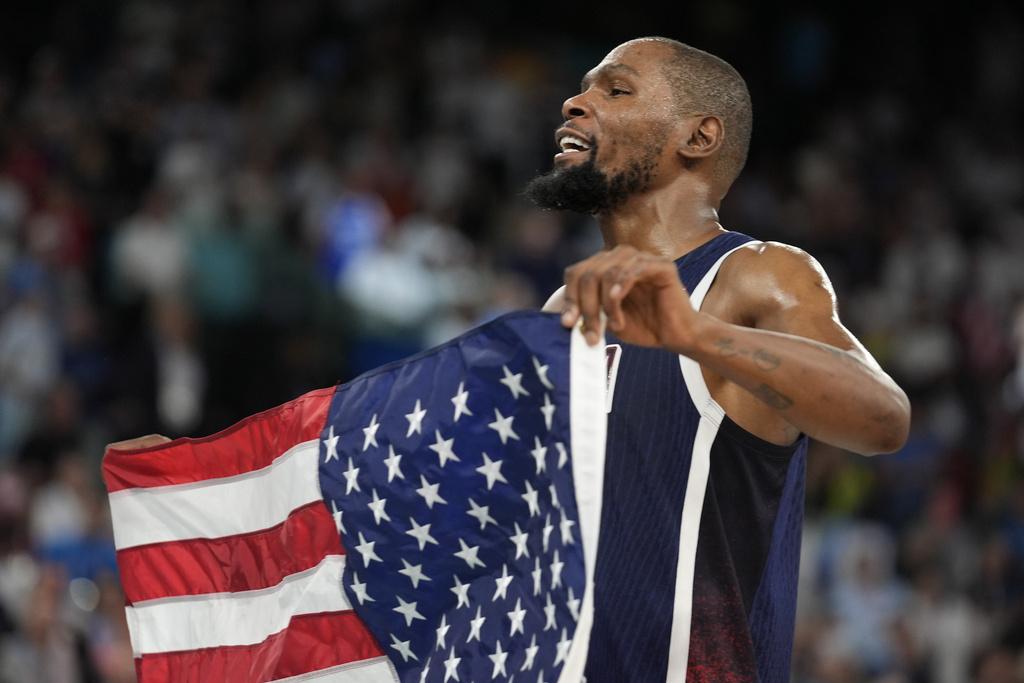 美國男籃連續五屆奧運奪金,賽後全隊上下忘我慶祝。(美聯社)