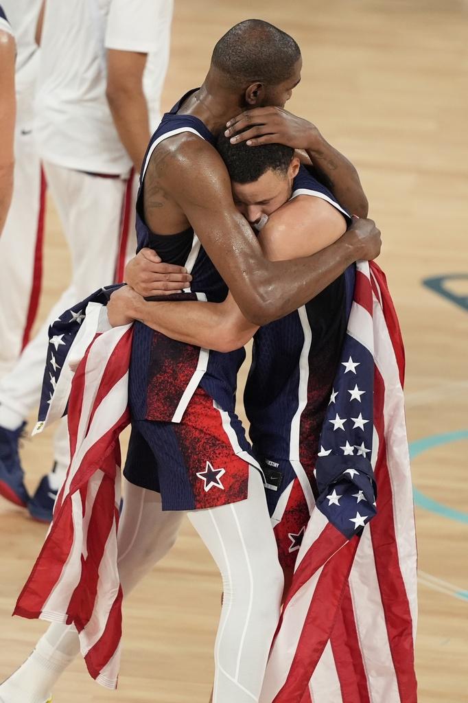 美國男籃連續五屆奧運奪金,賽後全隊上下忘我慶祝。(美聯社)