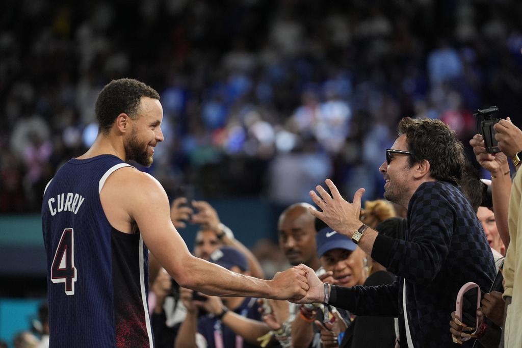 第四節成為居里的「個人騷」,於比賽末段連轟4球三分令觀眾目瞪口呆。(美聯社)