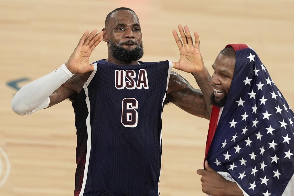 美國男籃連續五屆奧運奪金,賽後全隊上下忘我慶祝。(美聯社)