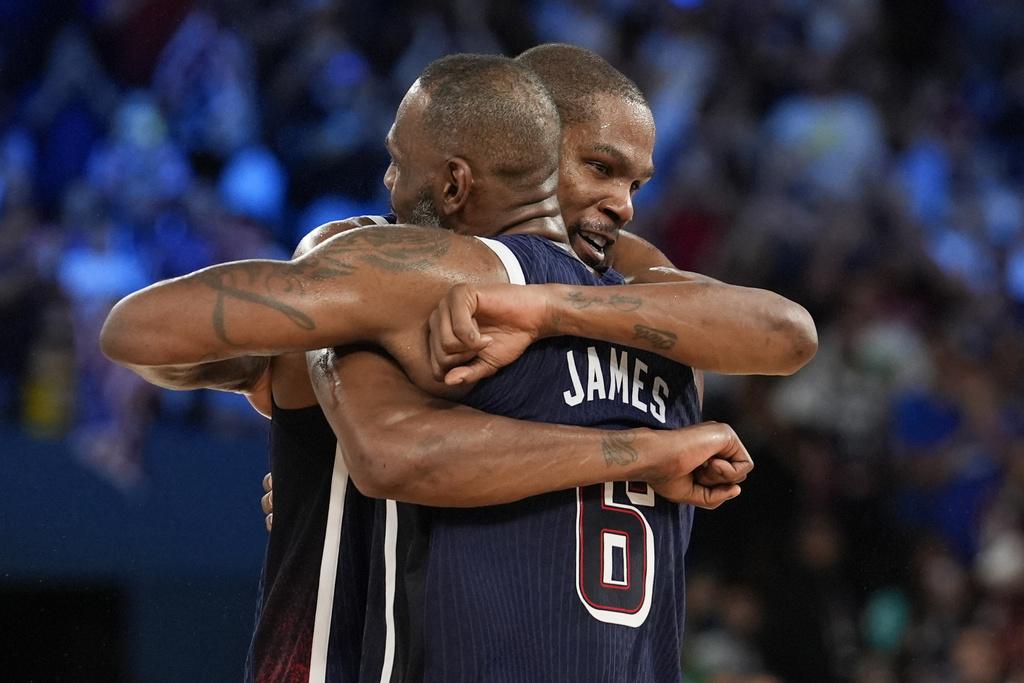 美國男籃連續五屆奧運奪金,賽後全隊上下忘我慶祝。(美聯社)