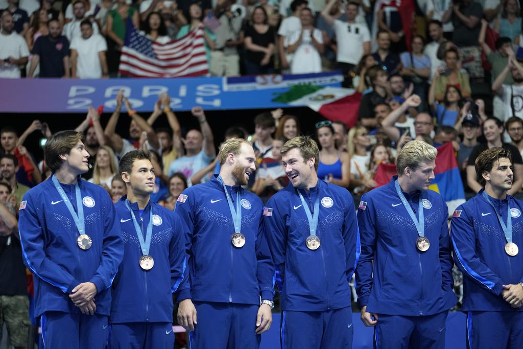美國今屆累積獲40金44銀42銅,與中國同得40金,前者因較多銀牌成為獎牌榜榜首。(美聯社)