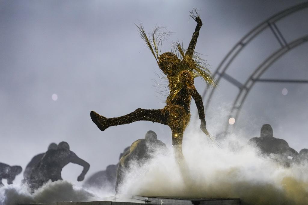 閉幕禮不乏歌舞藝術表演,當中亦有向奧運發源地希臘致敬的環節。(美聯社)